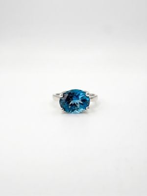 9ct White Gold Topaz Set Sideways Ring J32576