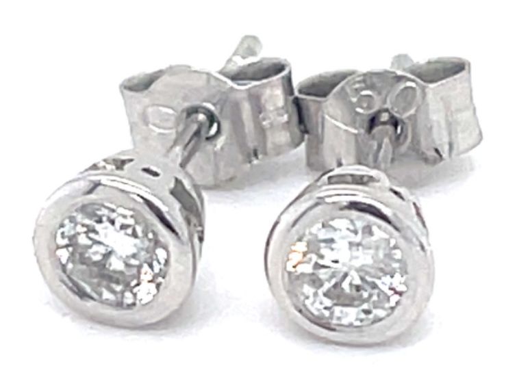 James Moore J56739 18ct White Gold Bezel Set Dia Studs 0. Jewellery