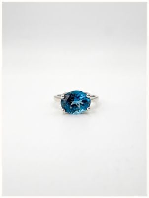 9ct White Gold Topaz Set Sideways Ring J32576