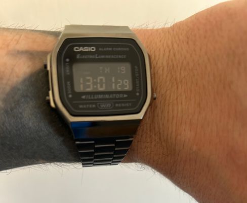 Casio A168WGG-1A Orologio Unisex Vintage Al Quarzo, Display Digitale Nero, Cassa In Resina, Cinturino In Acciaio Inox, Retroilluminazione